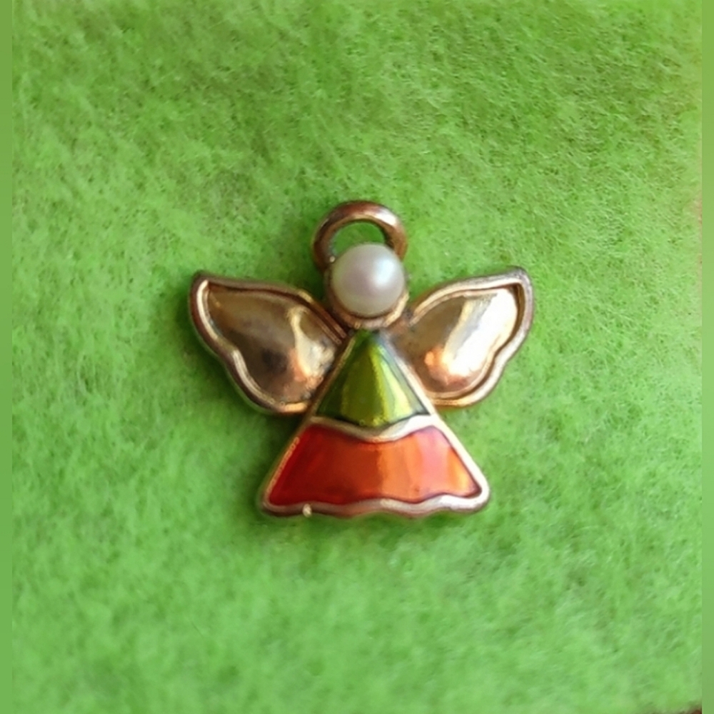 FREE GIFT: Tac Pin Angel w/ Pearl Face
